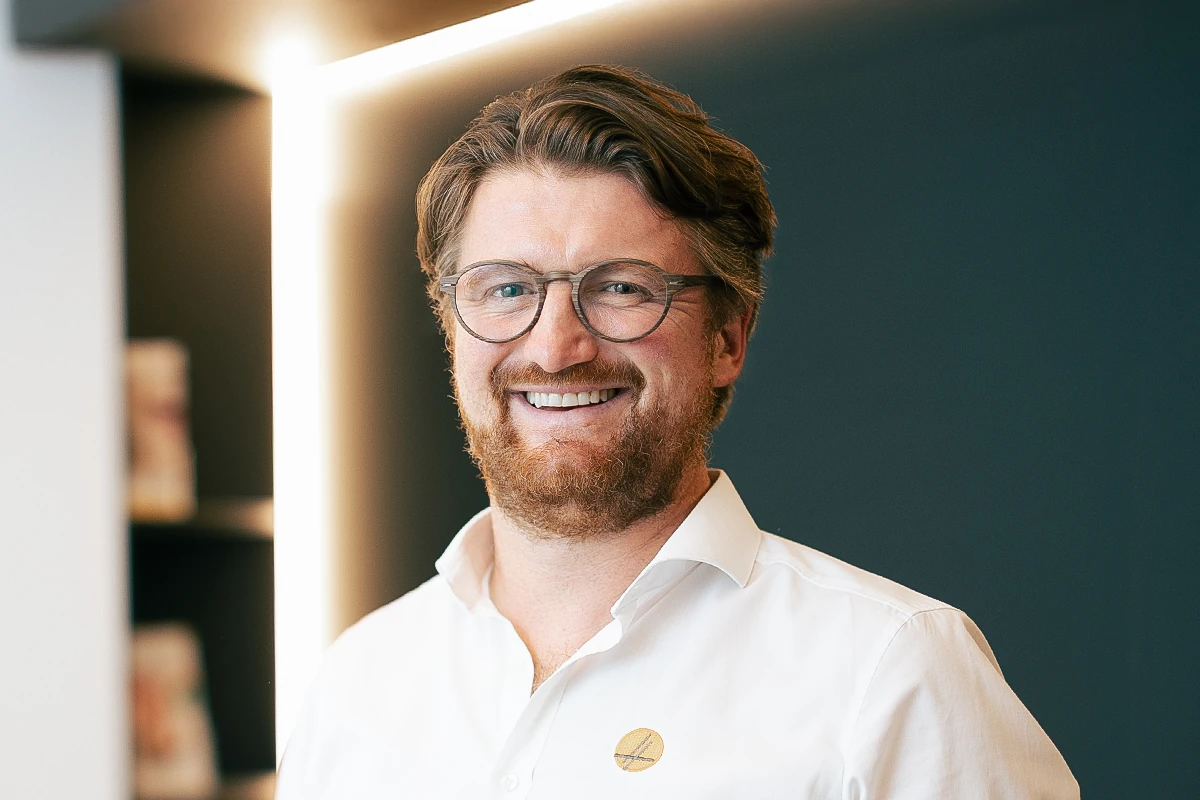 Dr. Simon Haug Dr. Simon Haug